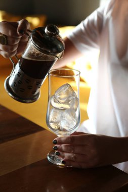 Kahve odasında kahve hazırlayan barista.