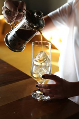 Kahve odasında kahve hazırlayan barista.