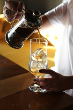 Kahve odasında kahve hazırlayan barista.