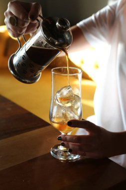 Kahve odasında kahve hazırlayan barista.