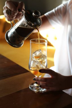 Kahve odasında kahve hazırlayan barista.