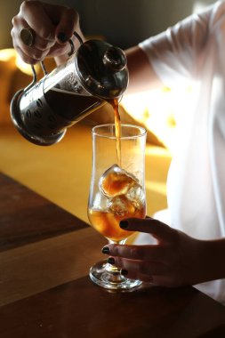 Kahve odasında kahve hazırlayan barista.