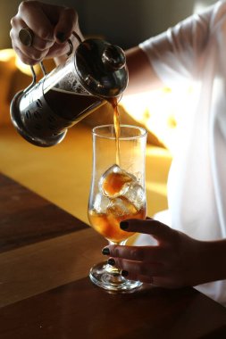 Kahve odasında kahve hazırlayan barista.