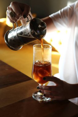 Kahve odasında kahve hazırlayan barista.