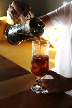 Kahve odasında kahve hazırlayan barista.