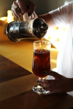 Kahve odasında kahve hazırlayan barista.