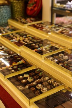 bir sürü değişik çikolatalı pralin