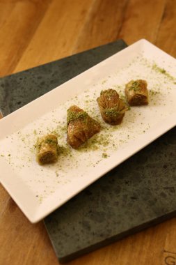 Geleneksel hindistancevizli tatlı baklavası. Ev yapımı fındıklı ve ballı baklava..