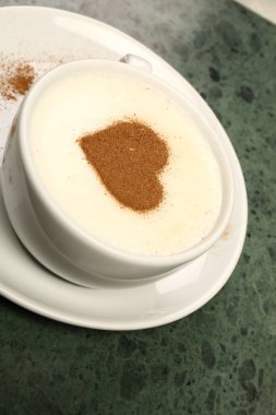 Masanın üzerinde bir fincan kahve. 