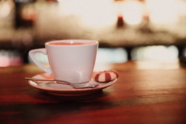 Masanın üzerinde bir fincan kahve. 