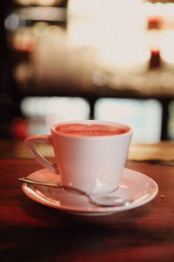 Masanın üzerinde bir fincan kahve. 