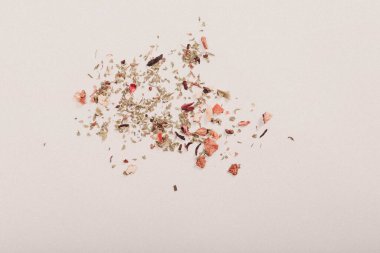 Beyaz arka planda izole edilmiş kurumuş meyve ve çiçek parçaları.