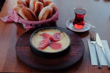 Muhlama - peynirli mısır lapası.