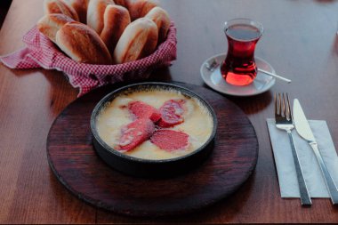 Muhlama - peynirli mısır lapası.