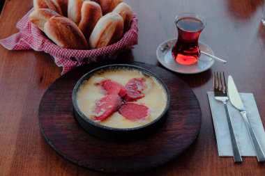 Muhlama - peynirli mısır lapası.