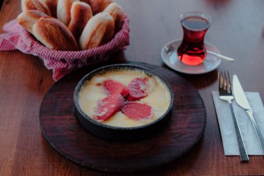 Muhlama - peynirli mısır lapası.