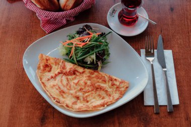 Lezzetli omlet ve kahvaltı tabağı masada..