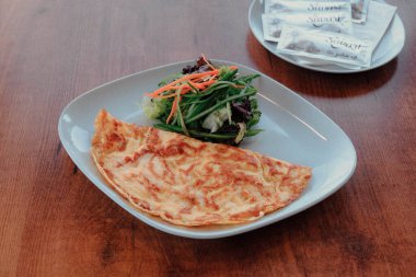 Lezzetli omlet ve kahvaltı tabağı masada..