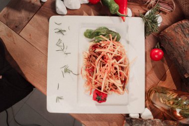 Masada lezzetli tavuk yemeği