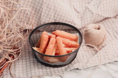 Lezzetli abur cubur tabağı, patates kızartması, soğan halkası, börek veya sosis. 