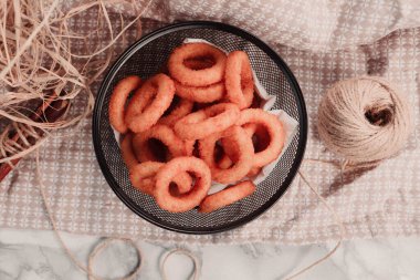 Lezzetli abur cubur tabağı, patates kızartması, soğan halkası, börek veya sosis. 