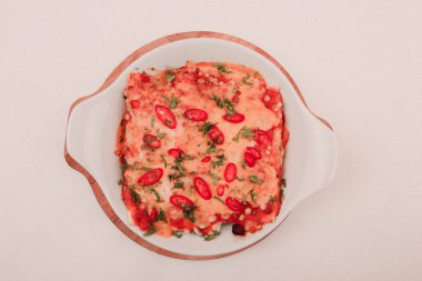 Lezzetli omlet ve kahvaltı tabağı masada..