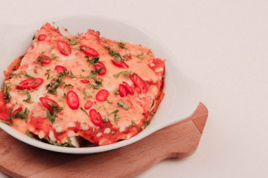 Lezzetli omlet ve kahvaltı tabağı masada..