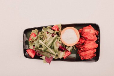 Masada nefis kızarmış tavuk parmakları var.