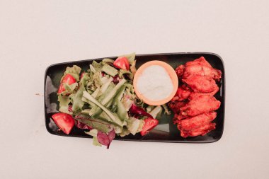 Masada nefis kızarmış tavuk parmakları var.