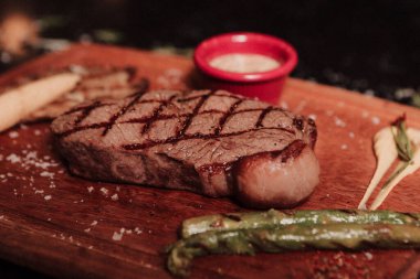 Taze ızgara biftek eti. 