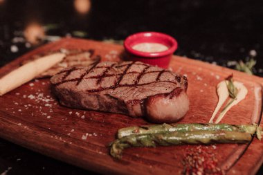 Taze ızgara biftek eti. 