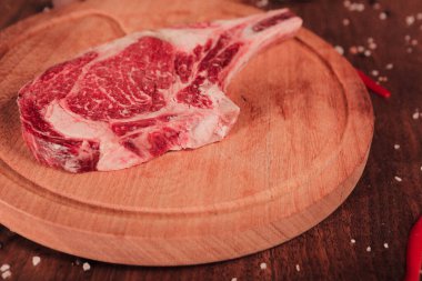 Büyük çiğ domuz eti pişirmeye hazır.