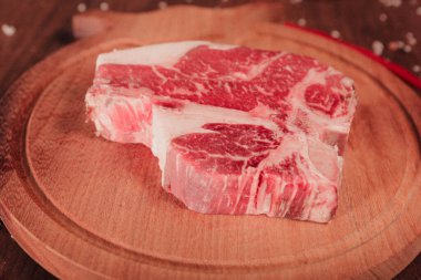 Büyük çiğ domuz eti pişirmeye hazır.