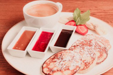 Kahvaltıda meyveli krep ya da krep.