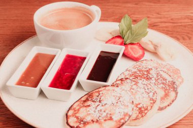 Kahvaltıda meyveli krep ya da krep.