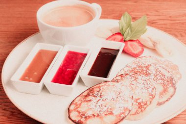 Kahvaltıda meyveli krep ya da krep.