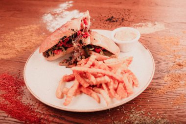 Masada nefis bir etli sandviç.