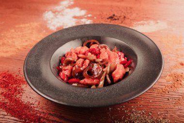 Masada köri soslu tavuk.