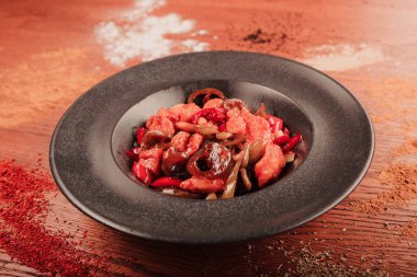 Masada köri soslu tavuk.