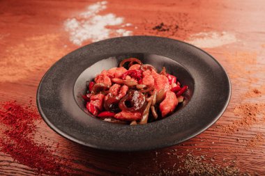 Masada köri soslu tavuk.