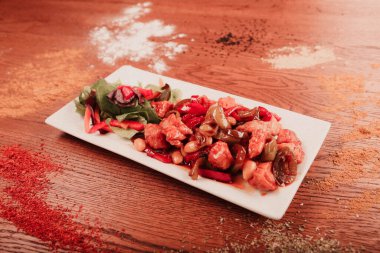 Masada köri soslu tavuk.