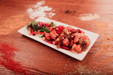 Masada köri soslu tavuk.