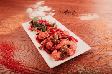 Masada köri soslu tavuk.