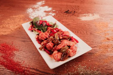 Masada köri soslu tavuk.