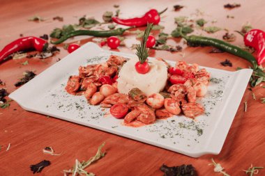 Masada lezzetli tavuk yemeği