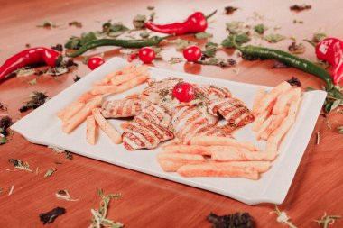 Masada lezzetli tavuk yemeği
