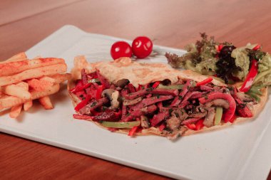 Lezzetli ve etli ızgara sandviç.