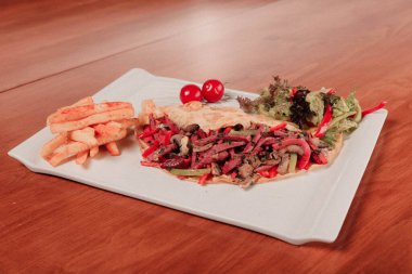 Lezzetli ve etli ızgara sandviç.