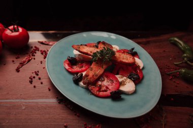 Taze salata tabağı ile karışık yeşillik