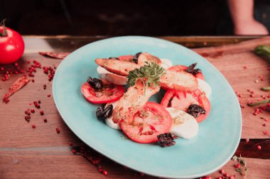 Taze salata tabağı ile karışık yeşillik